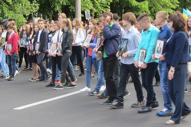 Идеология Путина: школьников Полтавы принудительно сгоняют на акцию 'Бессмертный полк'