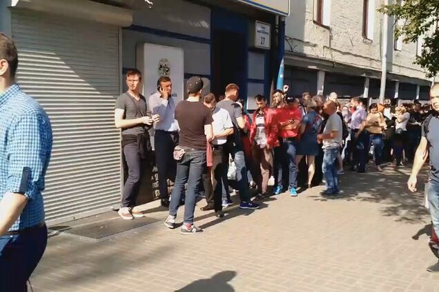 Коли в Україні зникнуть черги за закордонними паспортами: прогноз