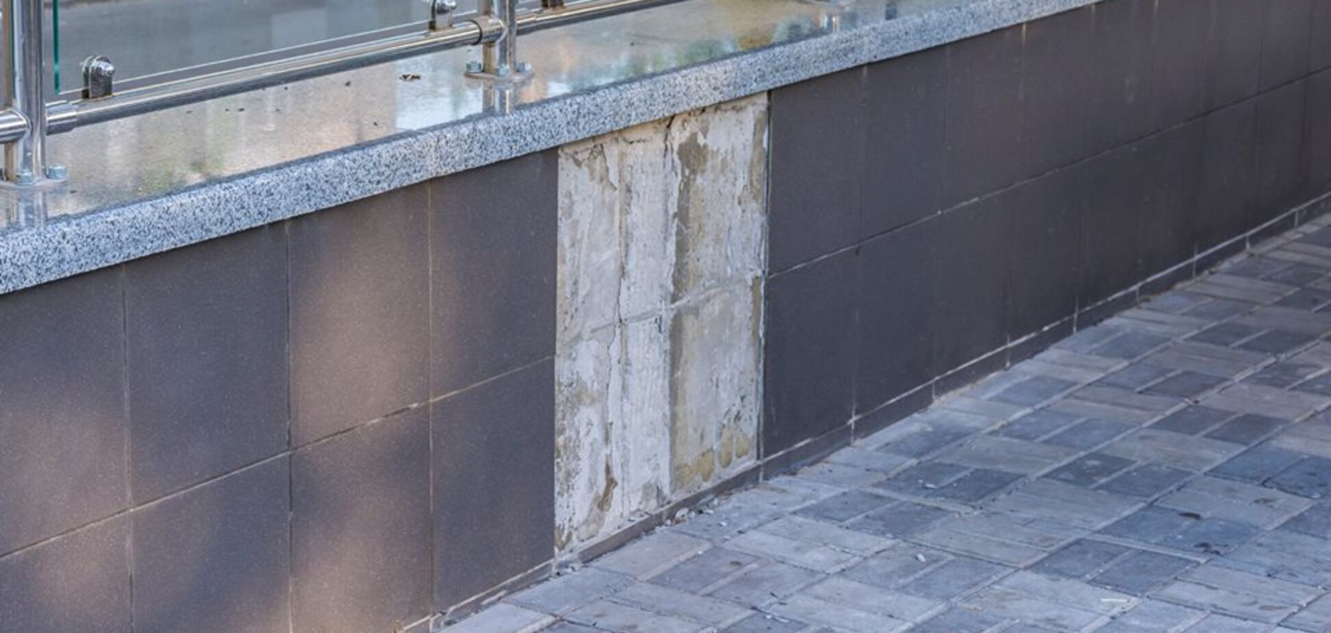 'Відмили все, що могли': в мережі показали 'ремонт' зупинки в Києві