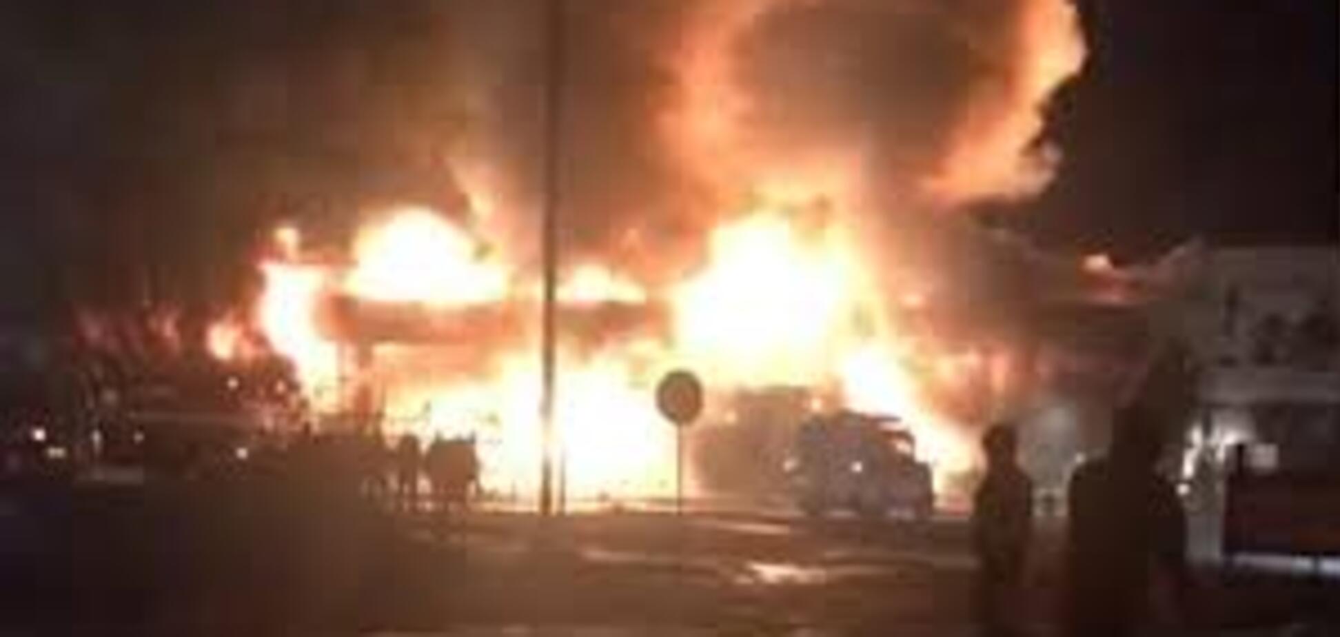 В России сгорел торговый центр: видео масштабного пожара