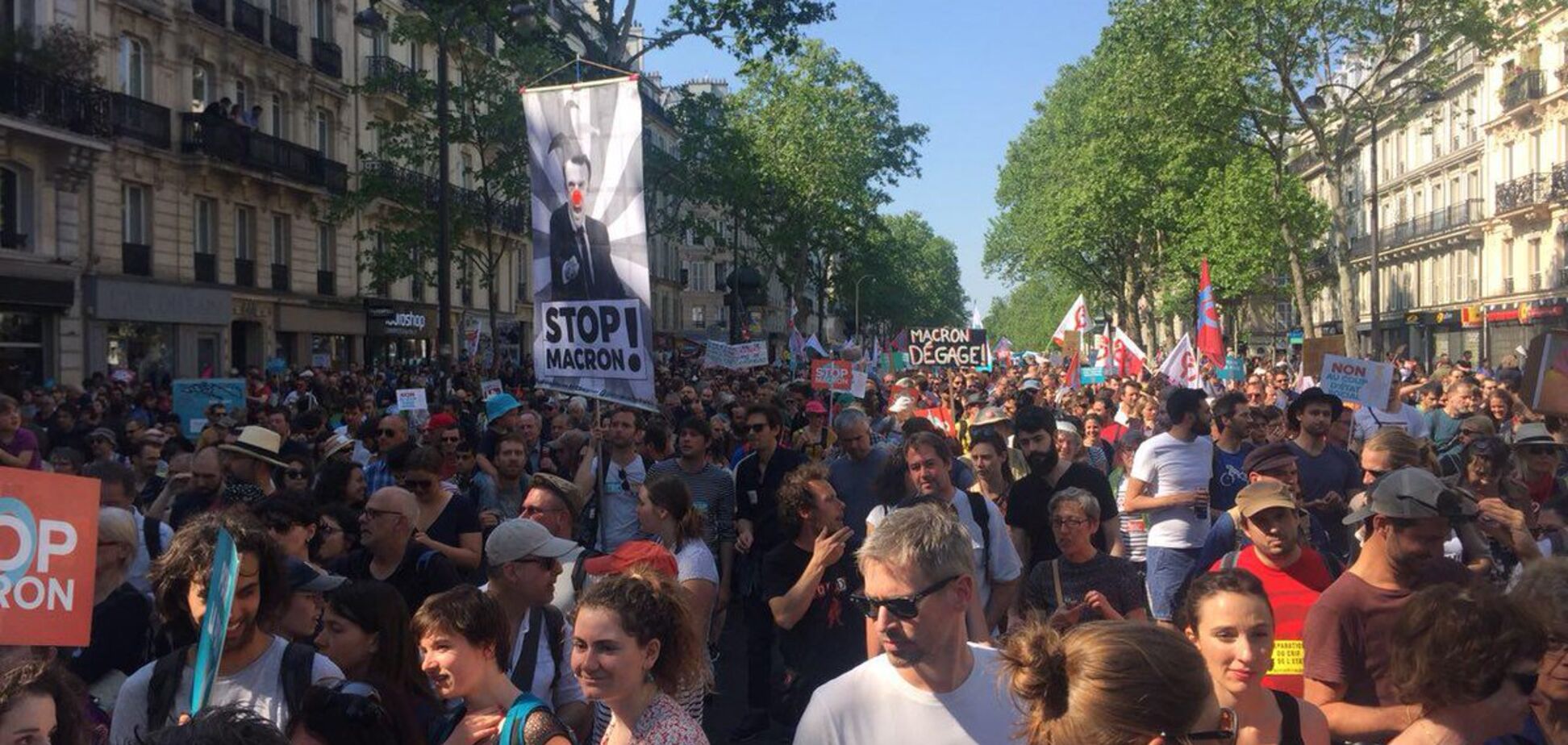 Противники Макрона устроили беспорядки в центре Парижа: появилось фото и видео