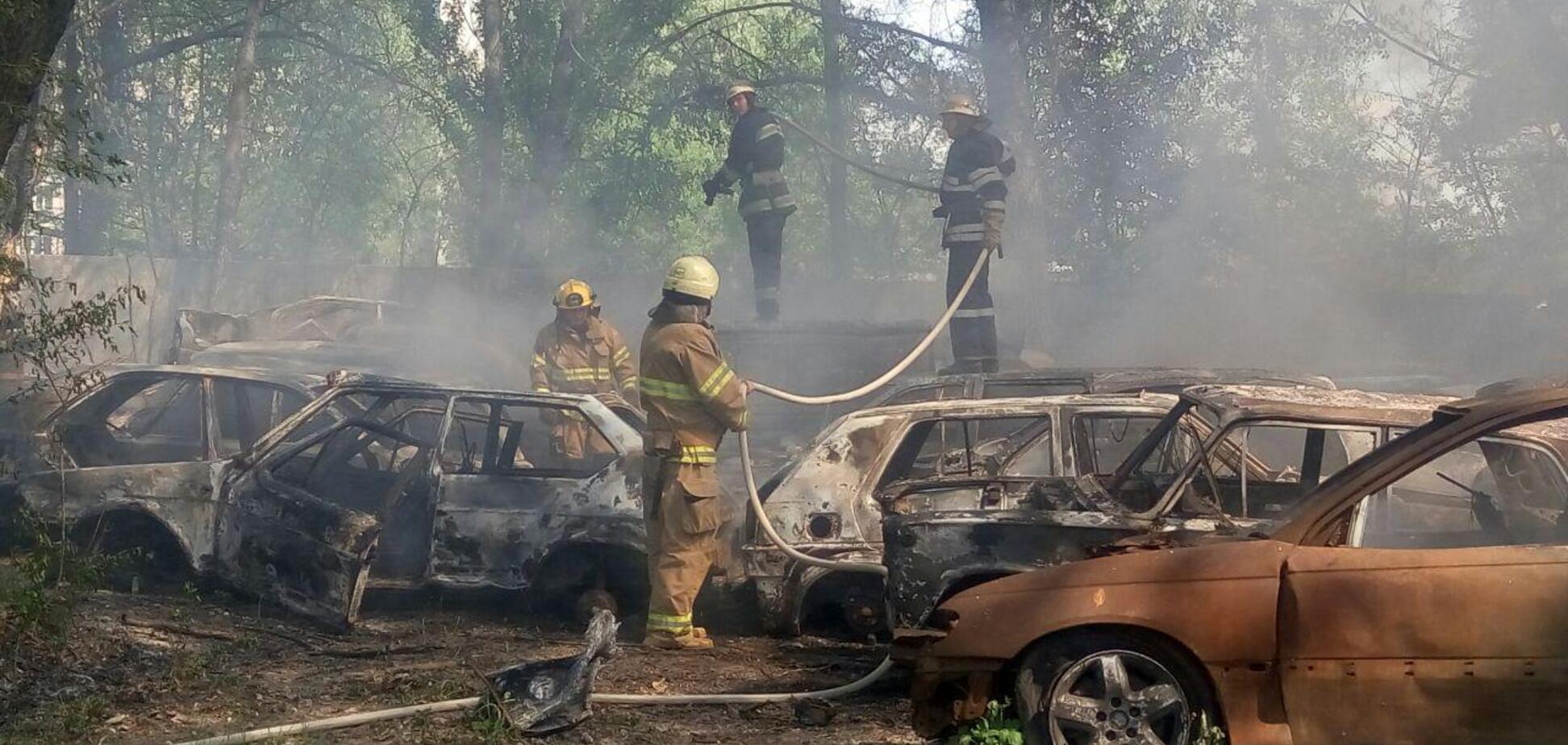Згоріли понад 50 авто: фото і відео масштабної пожежі в Києві