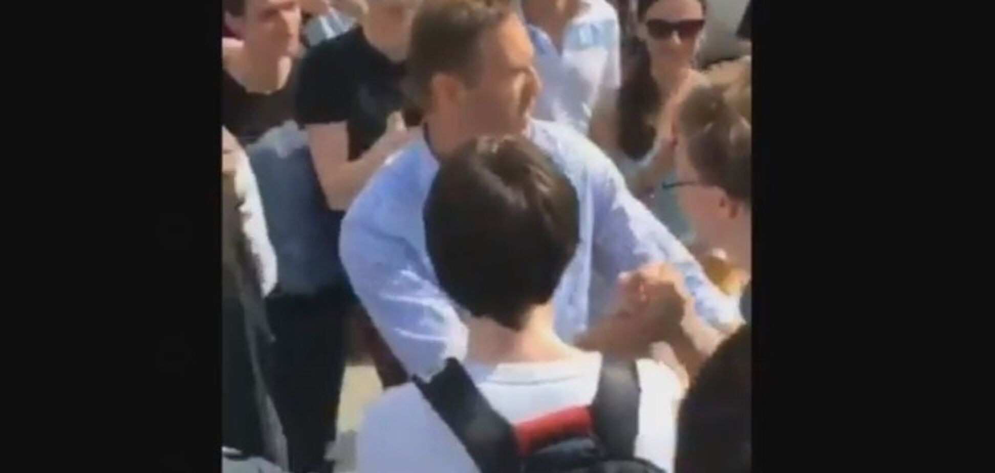 Унесли на руках: в Москве задержали Навального