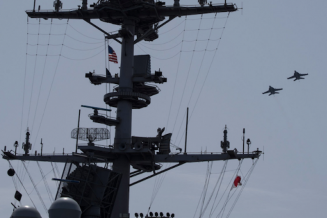 Палубные самолеты бомбят позиции террористов