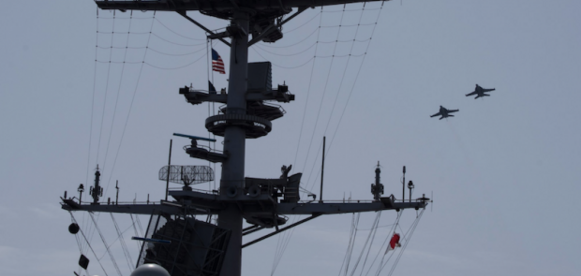 Палубные самолеты бомбят позиции террористов