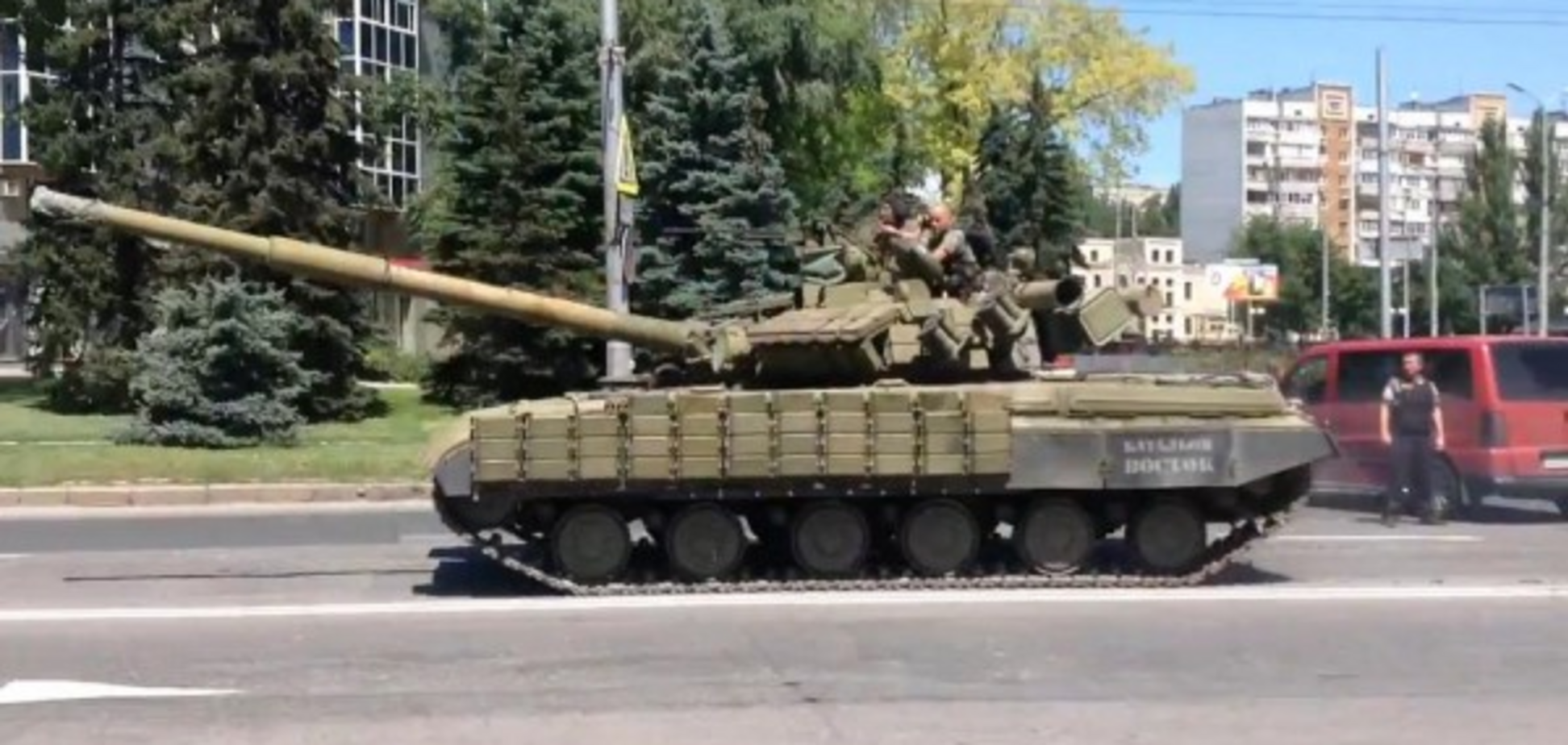 На улицы Донецка и Луганска вывели бронетехнику