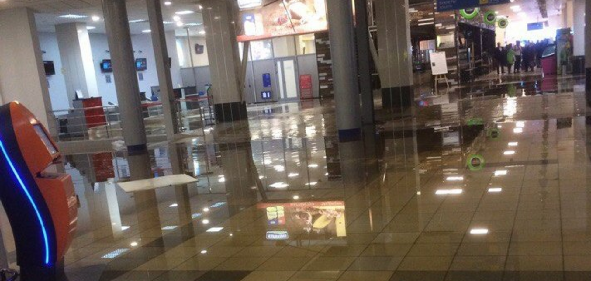 У Росії аеропорт залило фекаліями: фото і відео з місця подій
