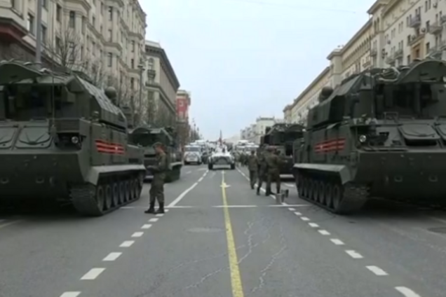 У центр Москви стягнули військову техніку: усі подробиці