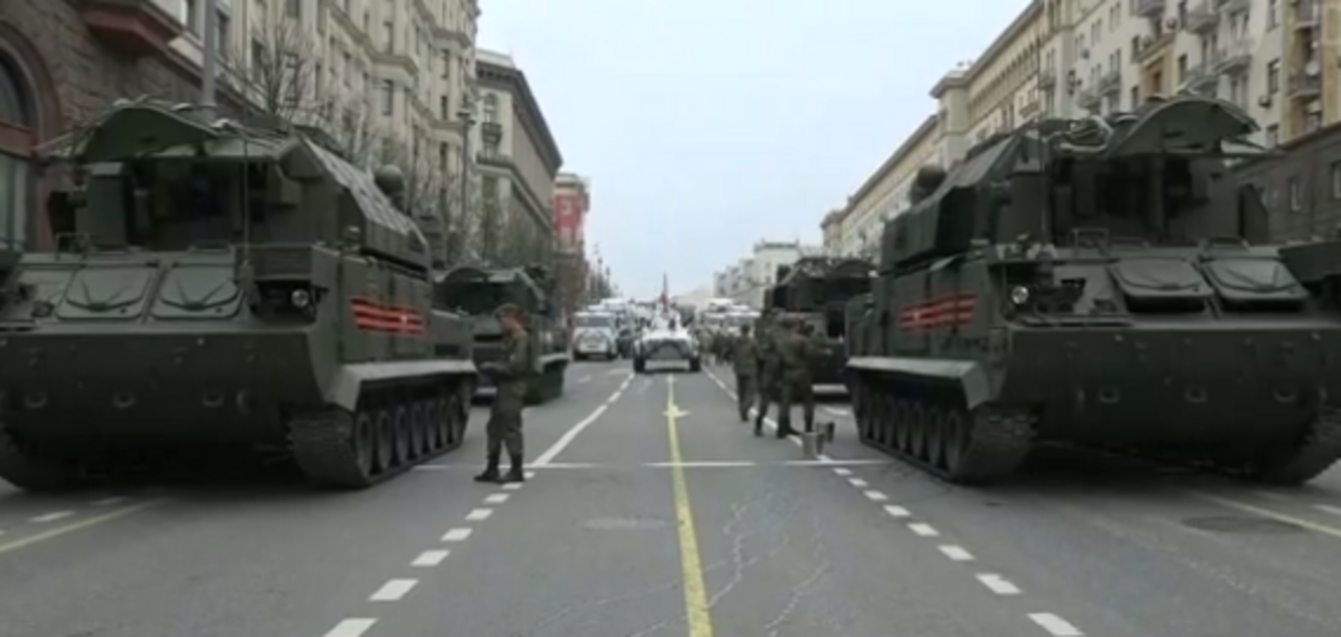 В центр Москвы стянули военную технику: все подробности