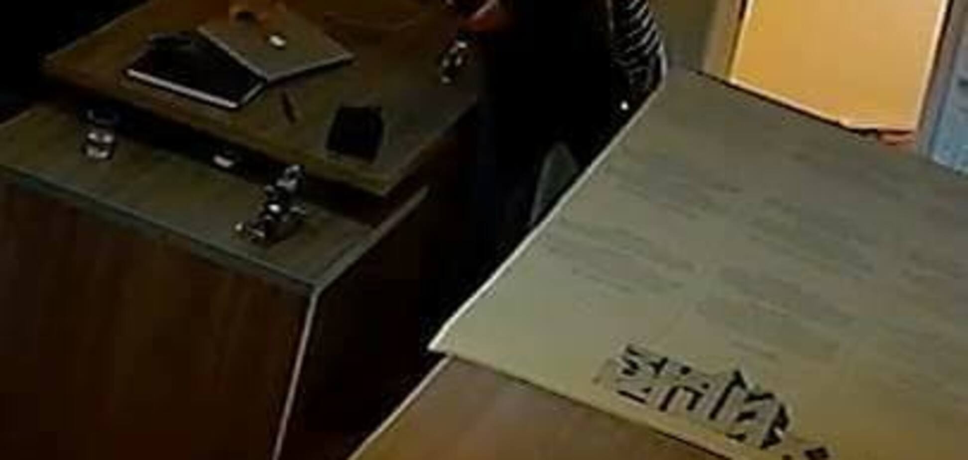 Украл за 13 секунд: в Киеве на камерах 'засветился' вор, орудующий в офисах 