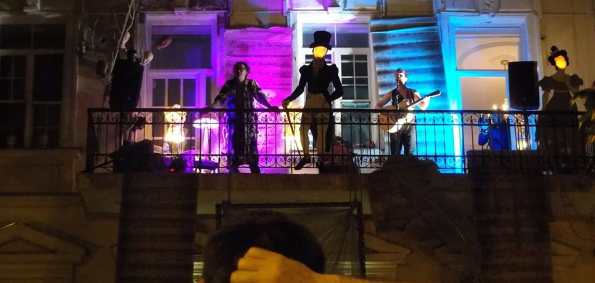 В Одесі балкон став сценою театру