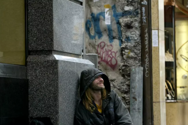 Прячут лицо и руки: в Украине появились новые попрошайки