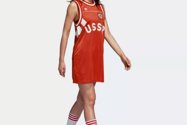 Легендарный бренд разозлил сеть 'советским' платьем