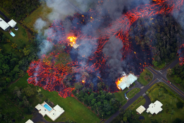 Лава взлетает на 70 метров: появились фото извержения вулкана на Гавайях