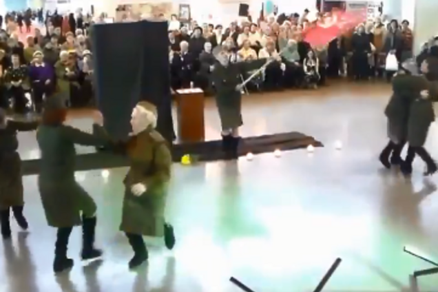 Застряли в войне: сеть взбудоражил 'фронтовой' танец в России