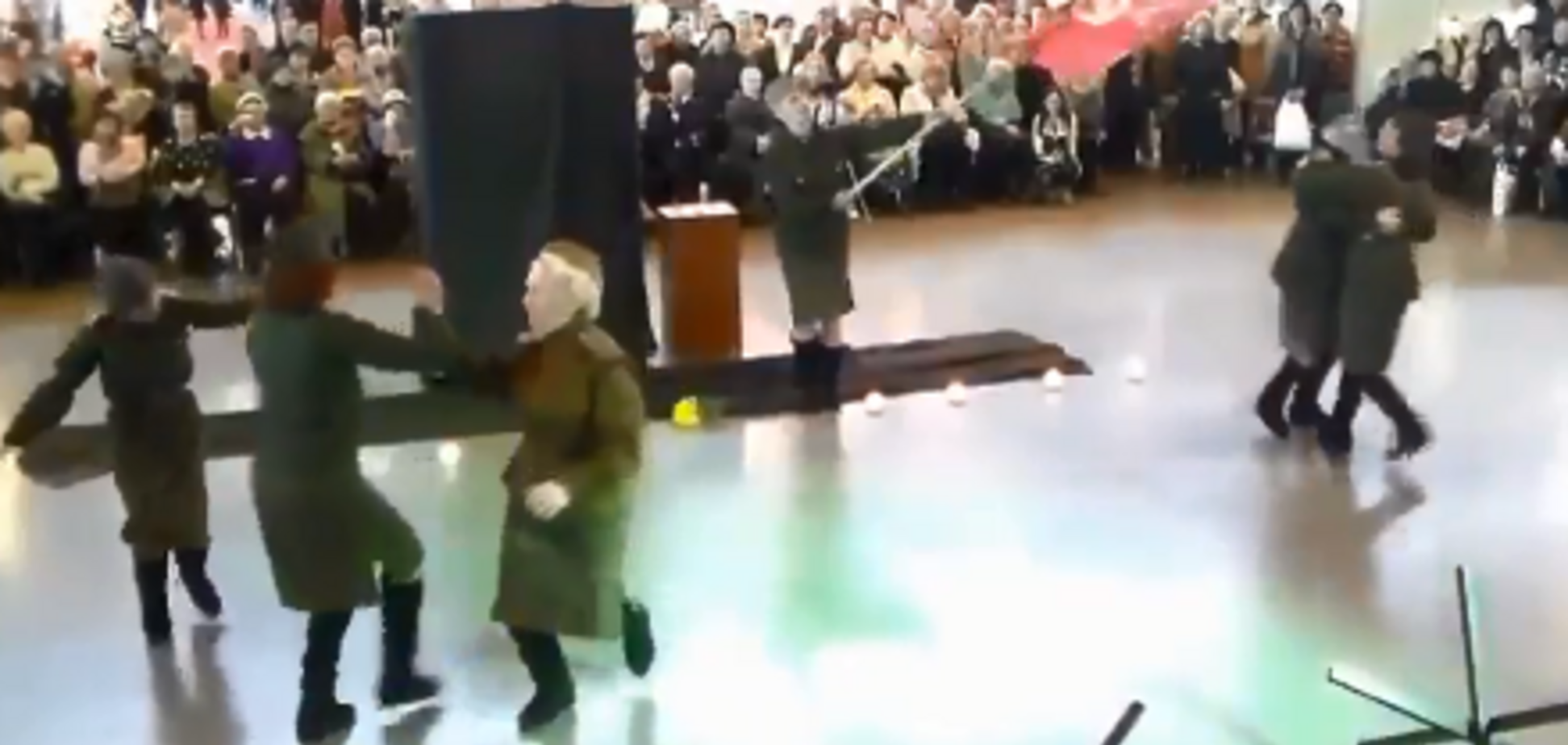 Застряли в войне: сеть взбудоражил 'фронтовой' танец в России