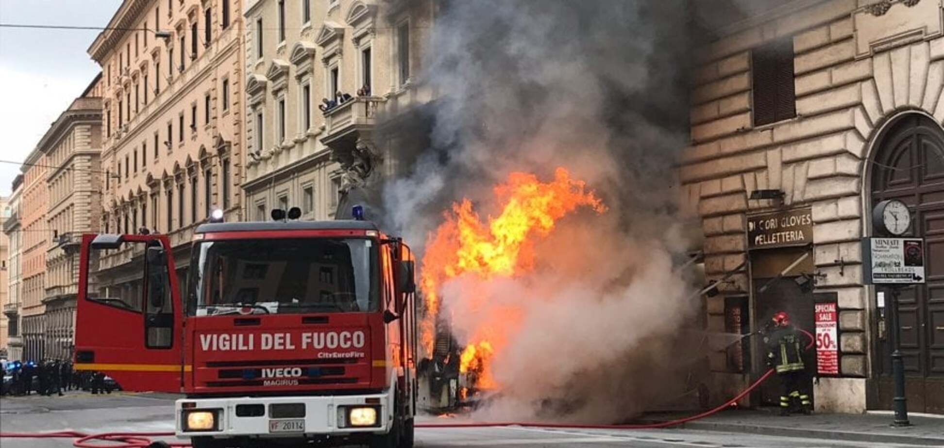 В Риме взорвался пассажирский автобус: фото и видео ЧП