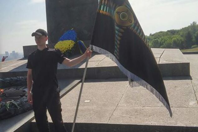 Вечный огонь в центре Киева 08.05.2018 охраняют два молодых человека с флагами