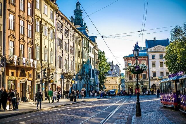 Во Львове наказали за пластиковые окна владельцев домов