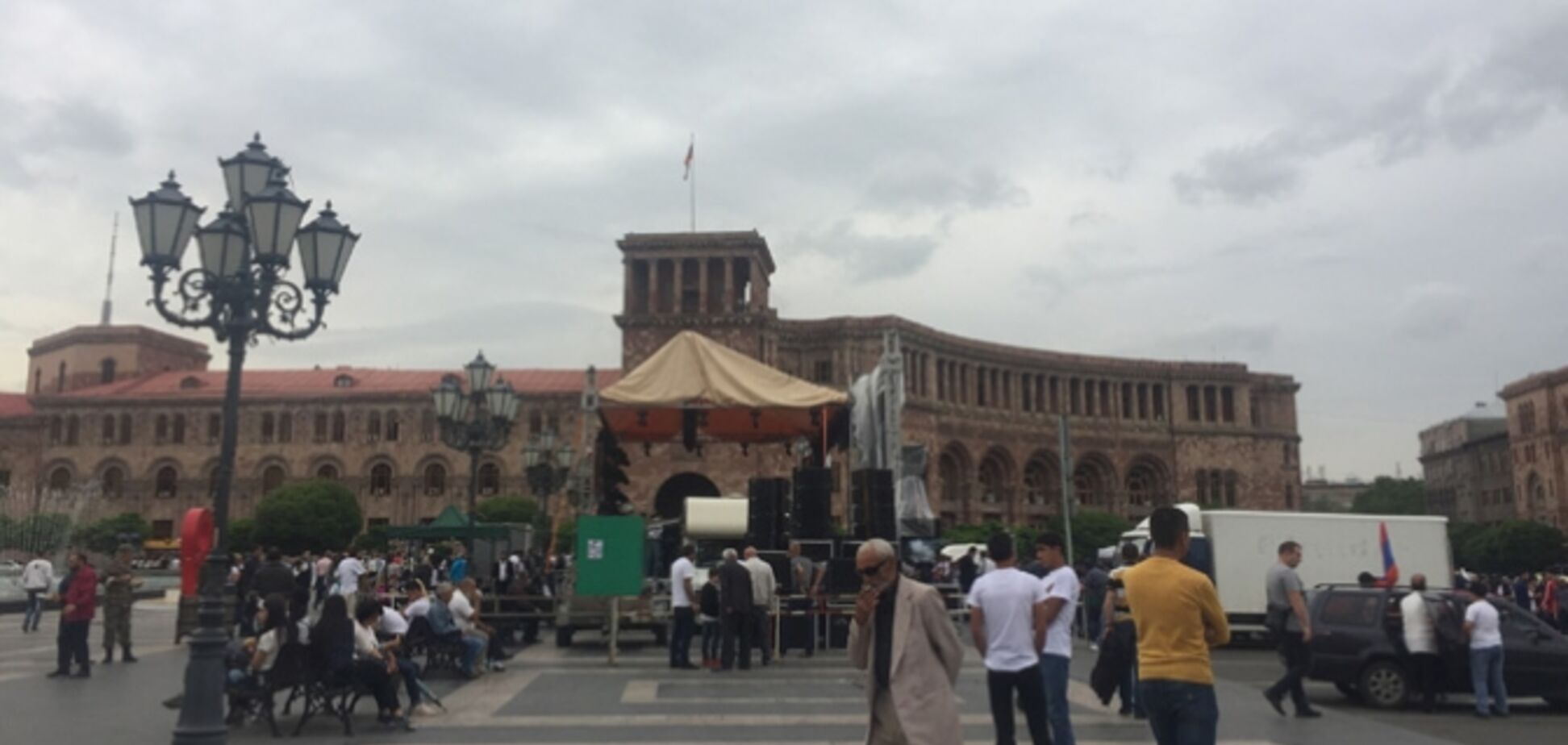 Майдан в Вірменії: тисячі людей вийшли на головну площу Єревана. Фото, відео