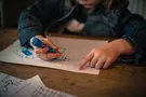 Била тапком и давила подушкой: воспитатель элитного детсада издевалась над ребенком