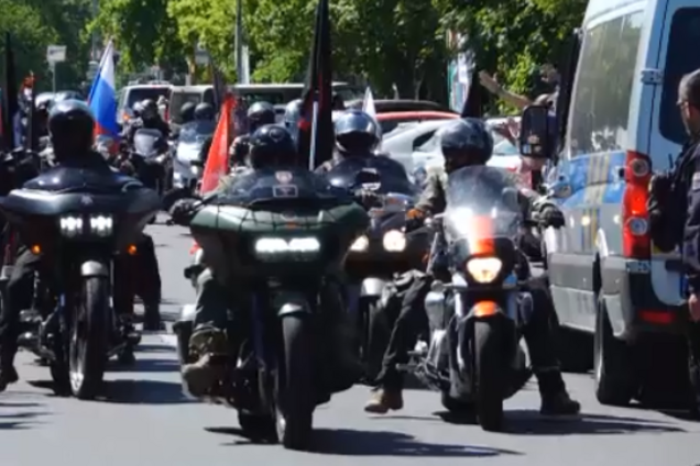 Сжал до синяков: байкер Путина напал на женщину с флагом Украины в Праге