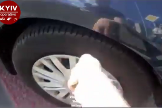 'Дикий народ': сеть возмутил самосуд над нарушителем ПДД в Киеве