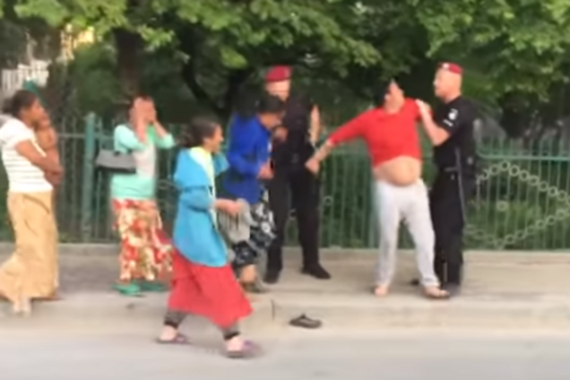 Напали с палками: в Тернополе пьяные ромы избили детей. Видеофакт