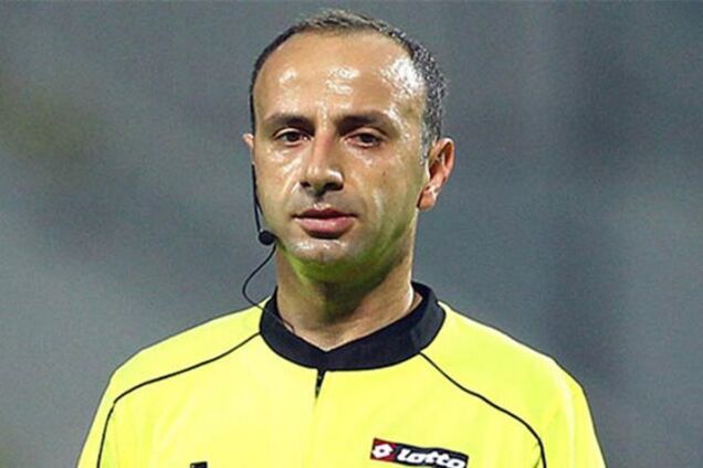 У Туреччині суддя-неадекват влаштував дике шоу під час матчу: відеофакт