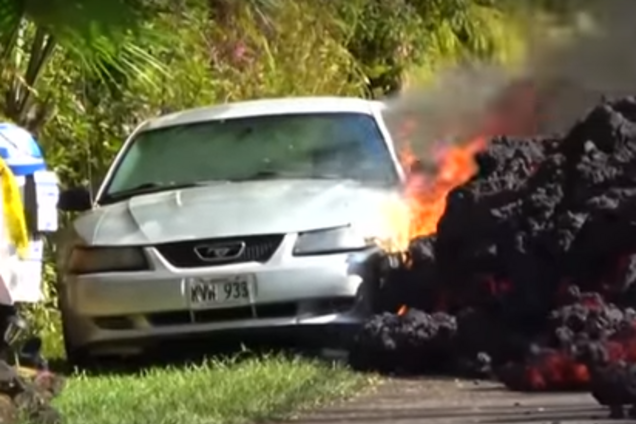 На Гаваях лава миттєво спалила кинуте авто: вражаюче відео
