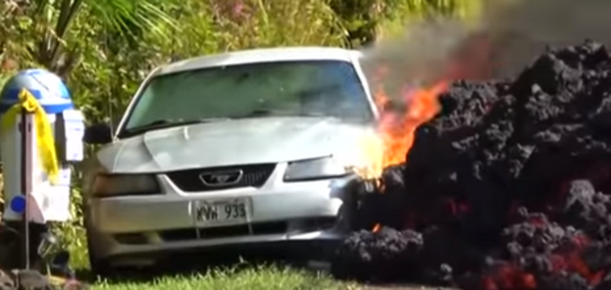 На Гаваях лава миттєво спалила кинуте авто: вражаюче відео