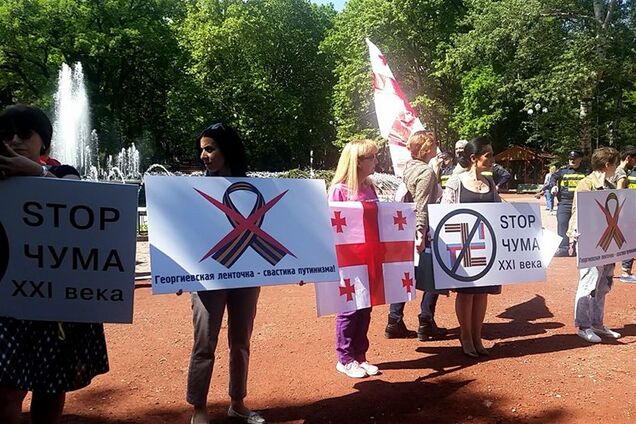 Россиян заставили снять георгиевские ленты в Грузии