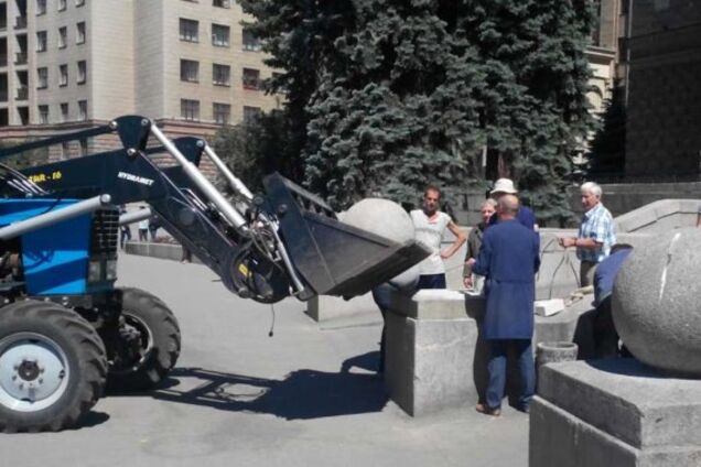 В Харькове вандалы удивили "упражнениями" с гигантским каменным шаром. Фото