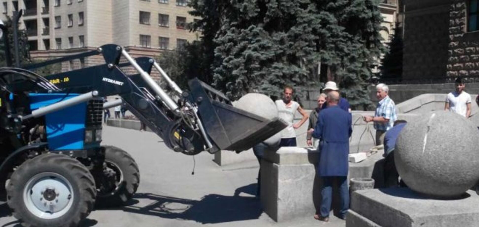 В Харькове вандалы удивили 'упражнениями' с гигантским каменным шаром. Фото