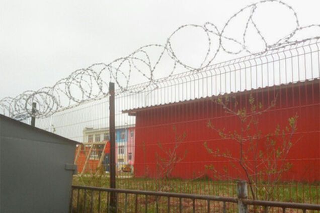 'Манка в хату!' У Росії дитсадок обнесли колючим дротом