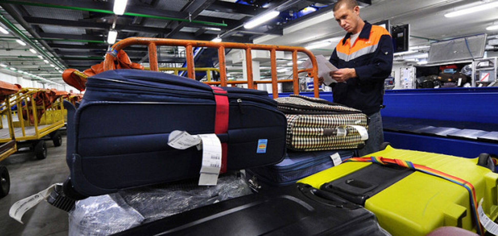 Как 'умирают' чемоданы: туристка сняла на видео вопиющий случай в аэропорту