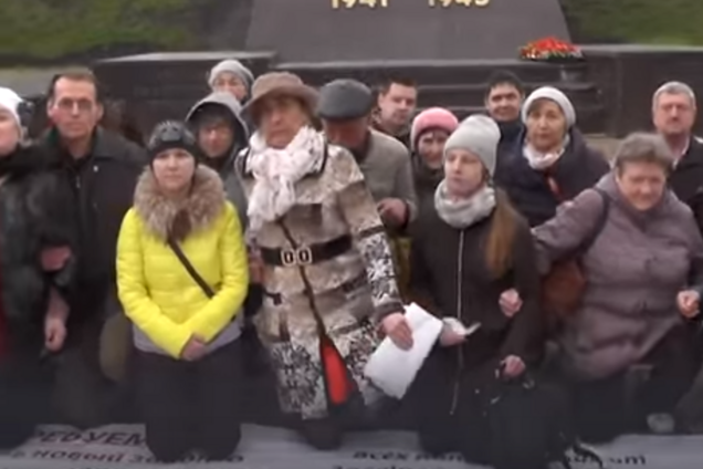 'Владимир, вам не стыдно?' Россияне опустились на колени перед Путиным. Видео