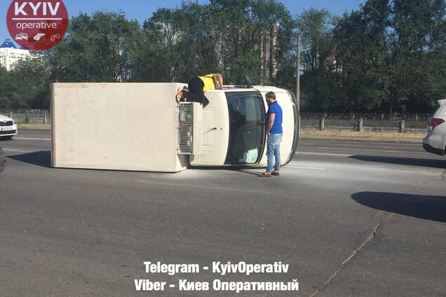 У Києві вантажівка 'лягла' на бік: опубліковано фото і відео небезпечної ДТП