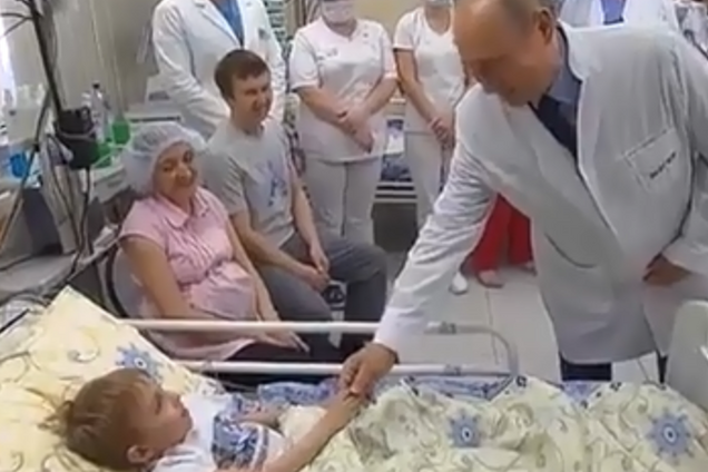 'Пыня проказник': Путин поцеловал очередного мальчика. Видеофакт