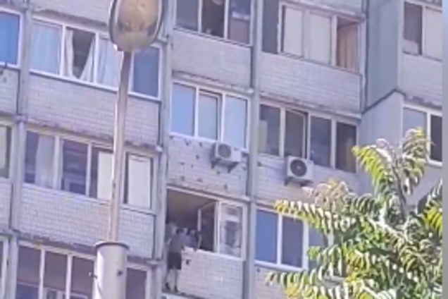 'Люди - пі**ри!' У Києві діти влаштували 'танці' на карнизі 10-го поверху