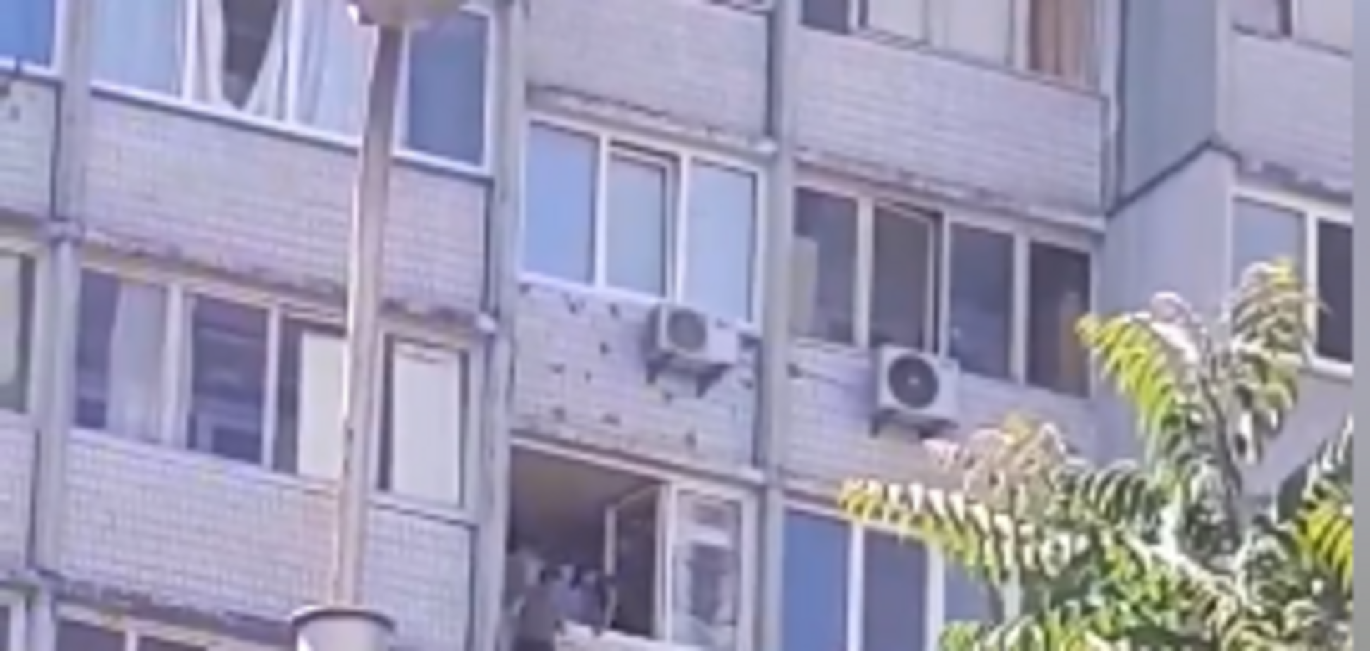 'Люди - пі**ри!' У Києві діти влаштували 'танці' на карнизі 10-го поверху