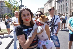 По центру Киева одновременно прошлись сотни джек-расселов: яркий фоторепортаж