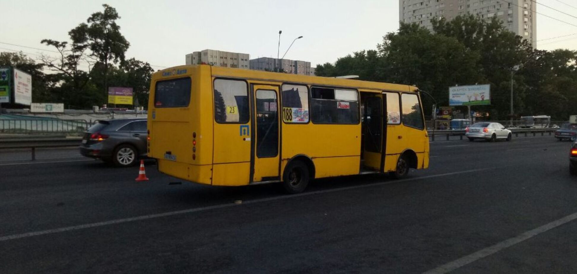 В Киеве произошло тройное ДТП с маршруткой: опубликованы фото и видео