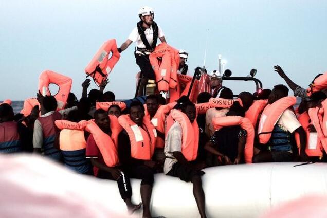 Сотні людей застрягли у морі: Італія різко відхрестилася від біженців