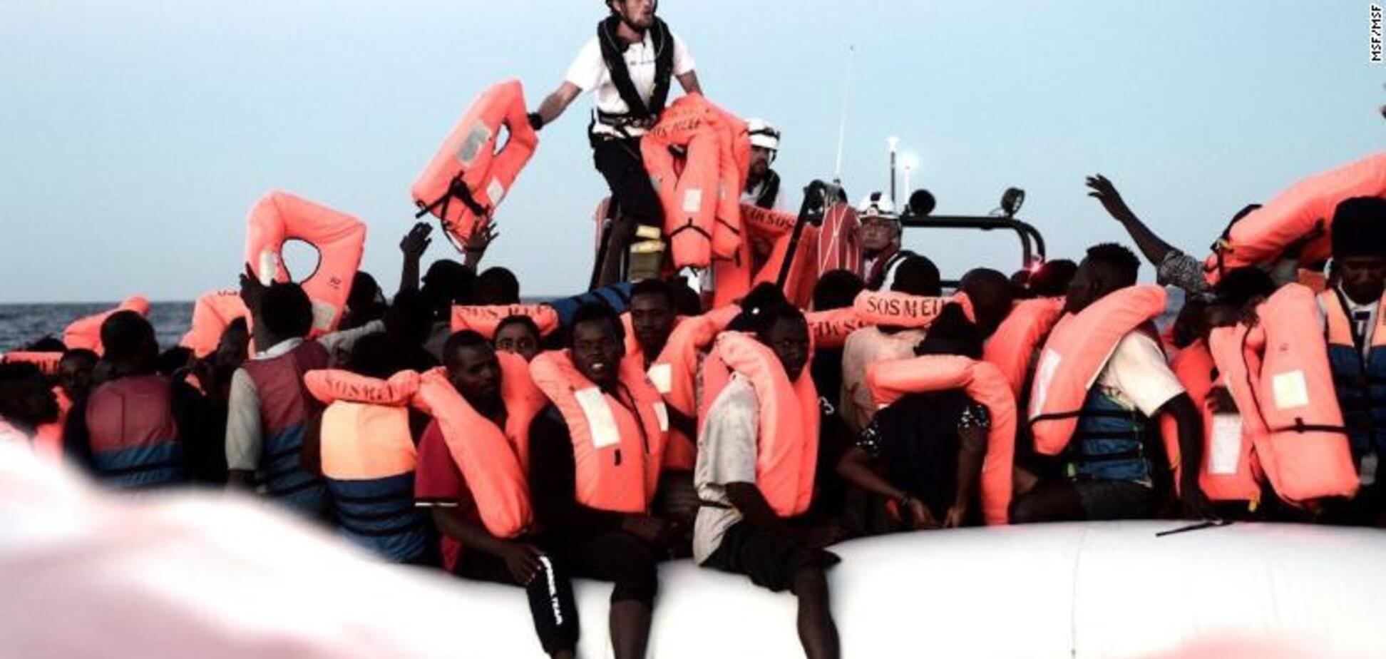 Сотни человек застряли в море: Италия резко открестилась от беженцев