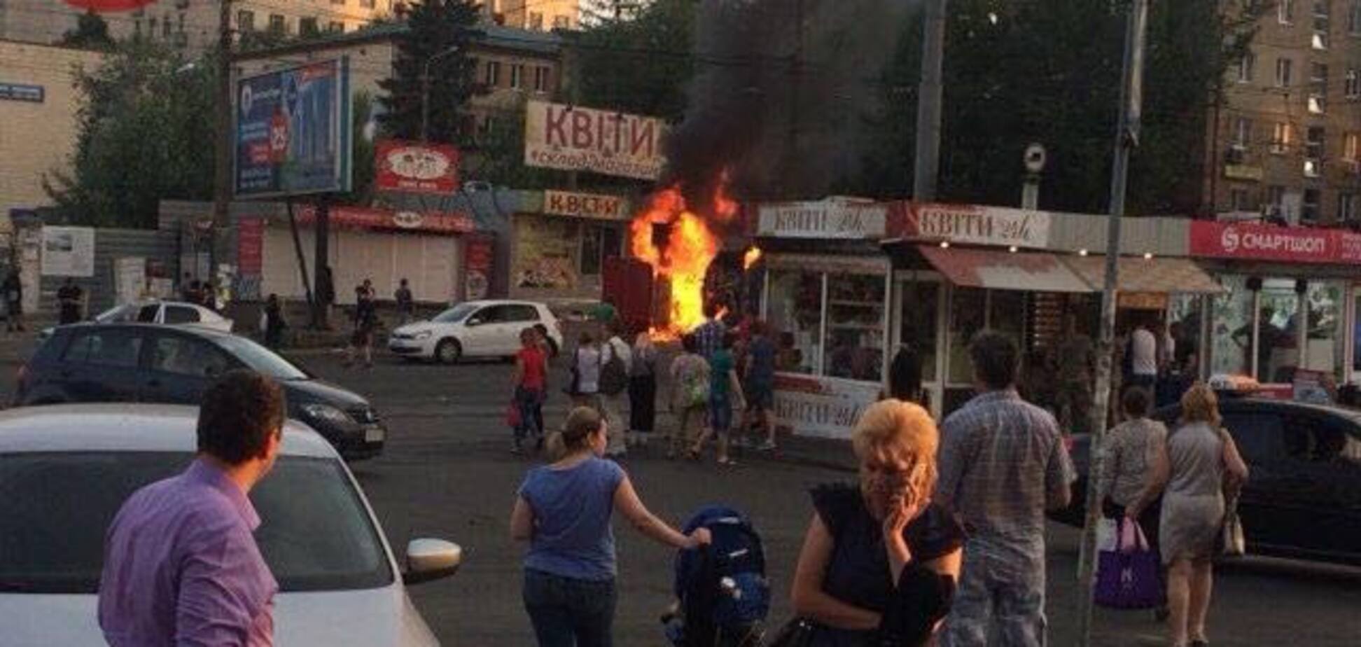 У Києві почалася пожежа на Лук'янівці: з'явилися фото з місця НП
