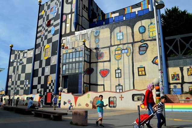 Строкаті стіни і купола-фільтри: як виглядає сміттєспалювальний завод у Відні