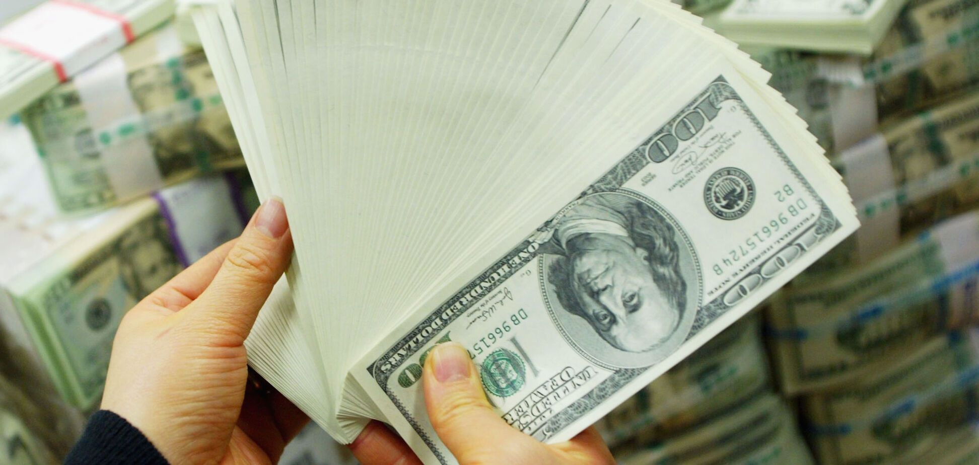 Украинцы продали рекордный объем валюты 