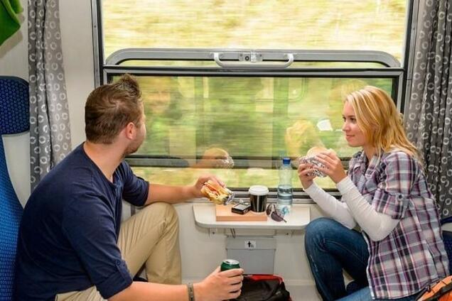 Гаспачо і кус-кус: 'Укрзалізниця' показала, чим годуватимуть в поїздах