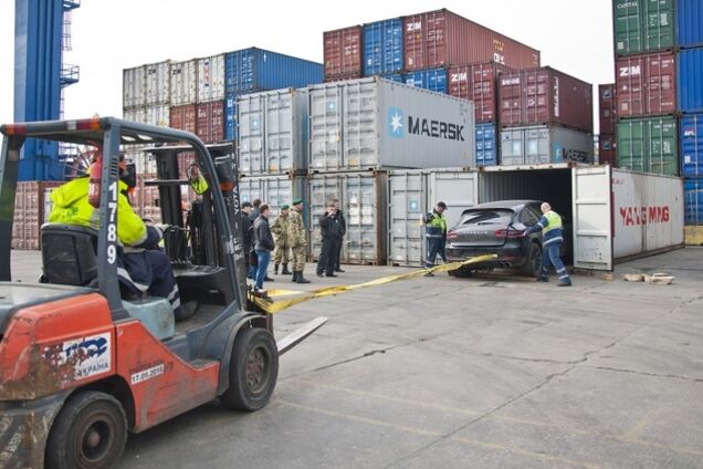 На Одесской таможне фиктивная фирма пыталась растаможить более 60 контейнеров